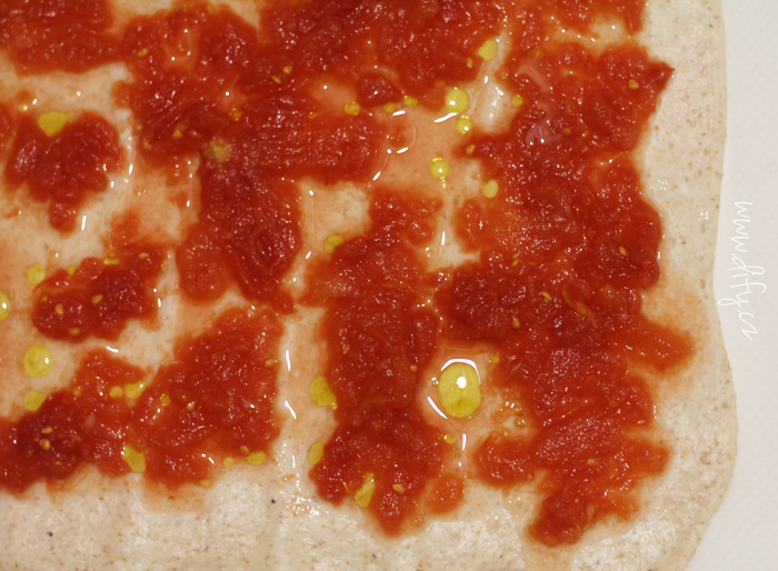 Příprava domácí kváskové pizzy
