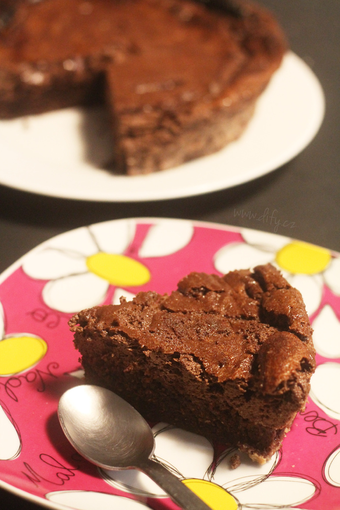 Pečený kakaový cheesecake s kokosem