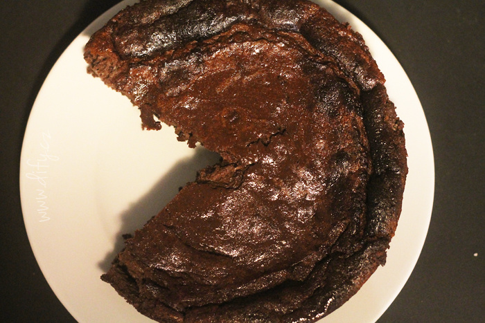 Pečený kakaový cheesecake s kokosem