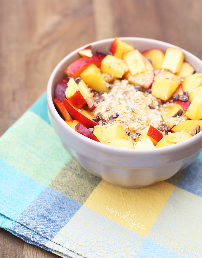 Overnight oatmeal s nektarinkou a sezamem
