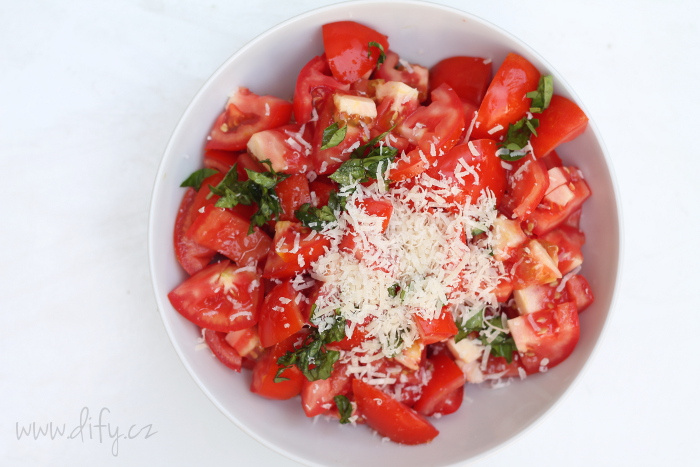 Jednoduchý salát z rajčat s bazalkou a parmezánem