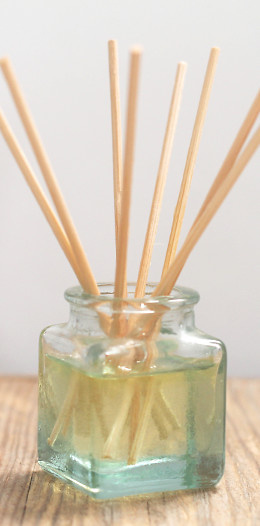 Recept na výrobu domácí osvěžovače vzdchuchu s tyčinkami, tzv. mikáda