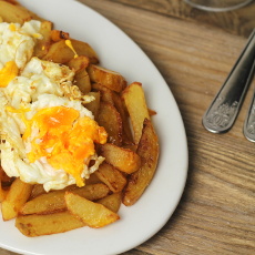 recept na španělské huevos rotos - bramborové hranolky se smaženým vejcem