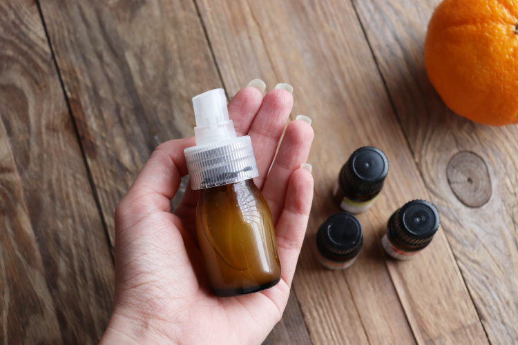 Recept na jednoduchou diy pleťovou vodu z růžového hydrolátu s kadidlem a gerániem